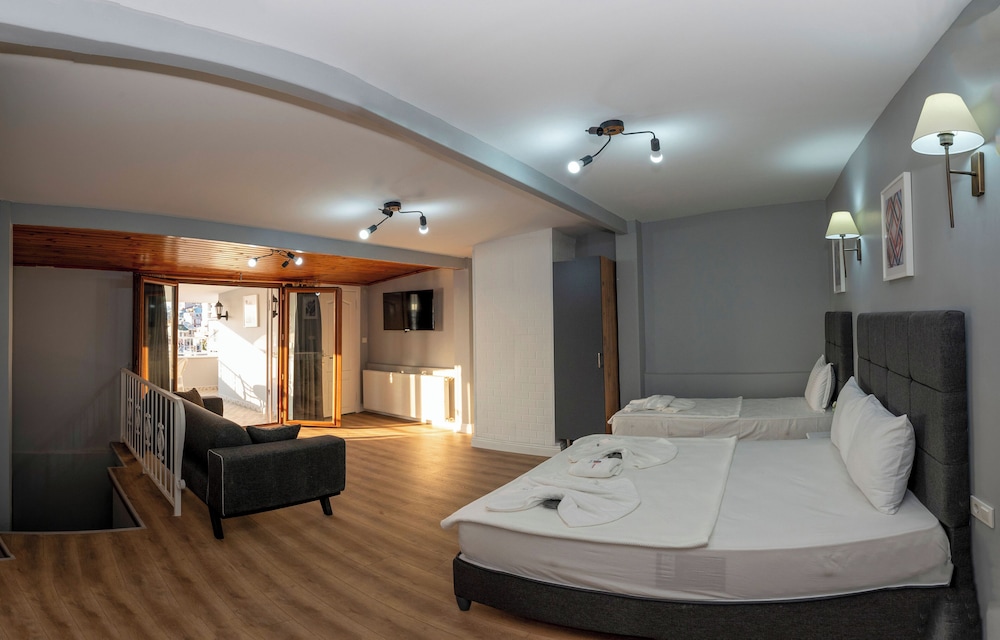 L) Suite with City View photo 2