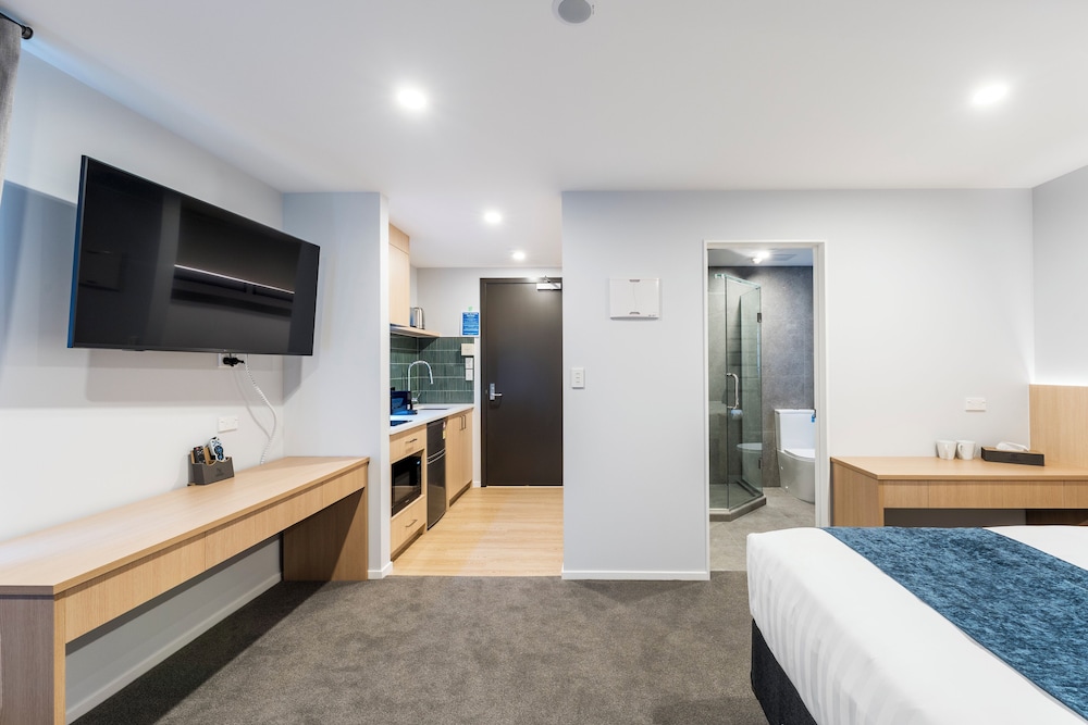 Premium Studio, 1 King Bed, Kitchen