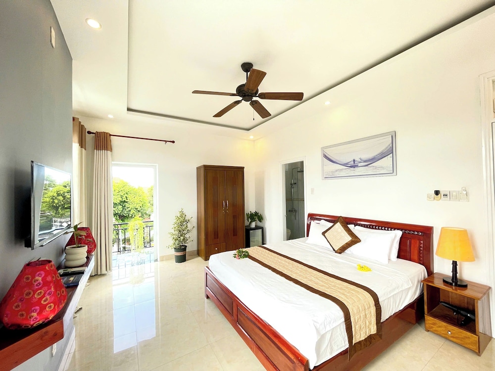 Deluxe Room, 1 Queen Bed, Balcony, Pool View