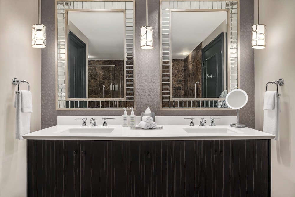 Signature Suite, 1 King Bed, Balcony - Photo 9