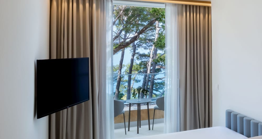 Classic Double Room, Balcony, Partial Sea View - Photo 2