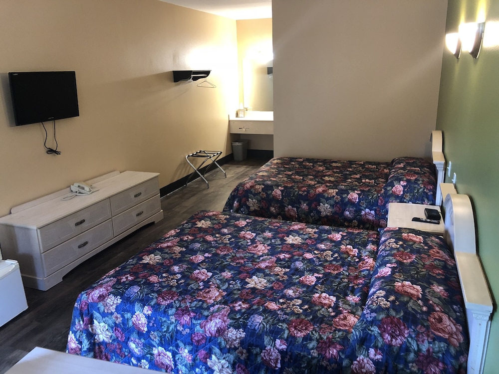 Standard Double Room, 2 Queen Beds, Smoking photo 2