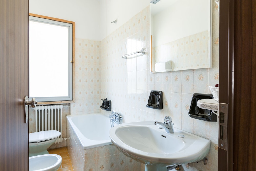 Basic Double Room - Photo 11