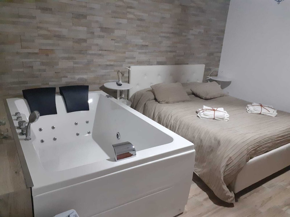 Romantic Studio Suite, Jetted Tub