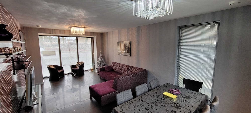 Luxury House, 5 Bedrooms photo 1