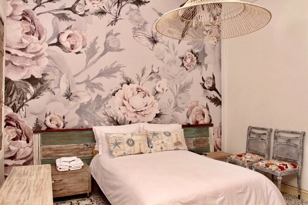 Superior Suite, 1 King Bed, Non Smoking, Garden View photo 3