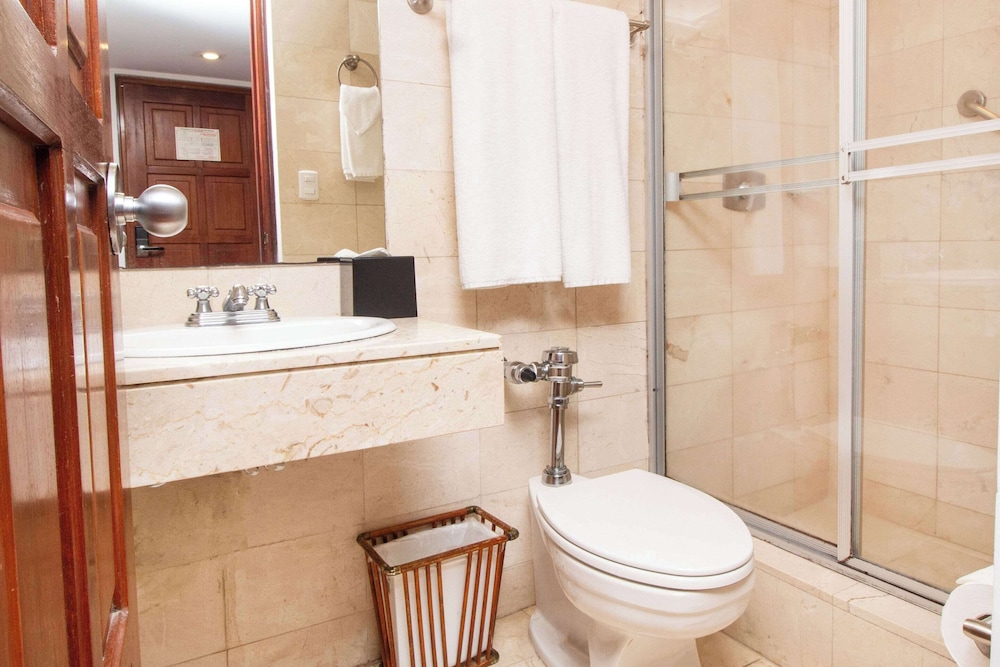 1 King Bed, Premium Room, Balcony - Photo 7