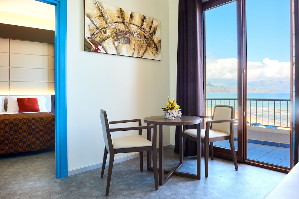 Deluxe Suite, Sea View, Beachfront photo 2