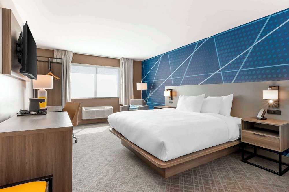 Standard Room, 1 King Bed, Non Smoking - Photo 5