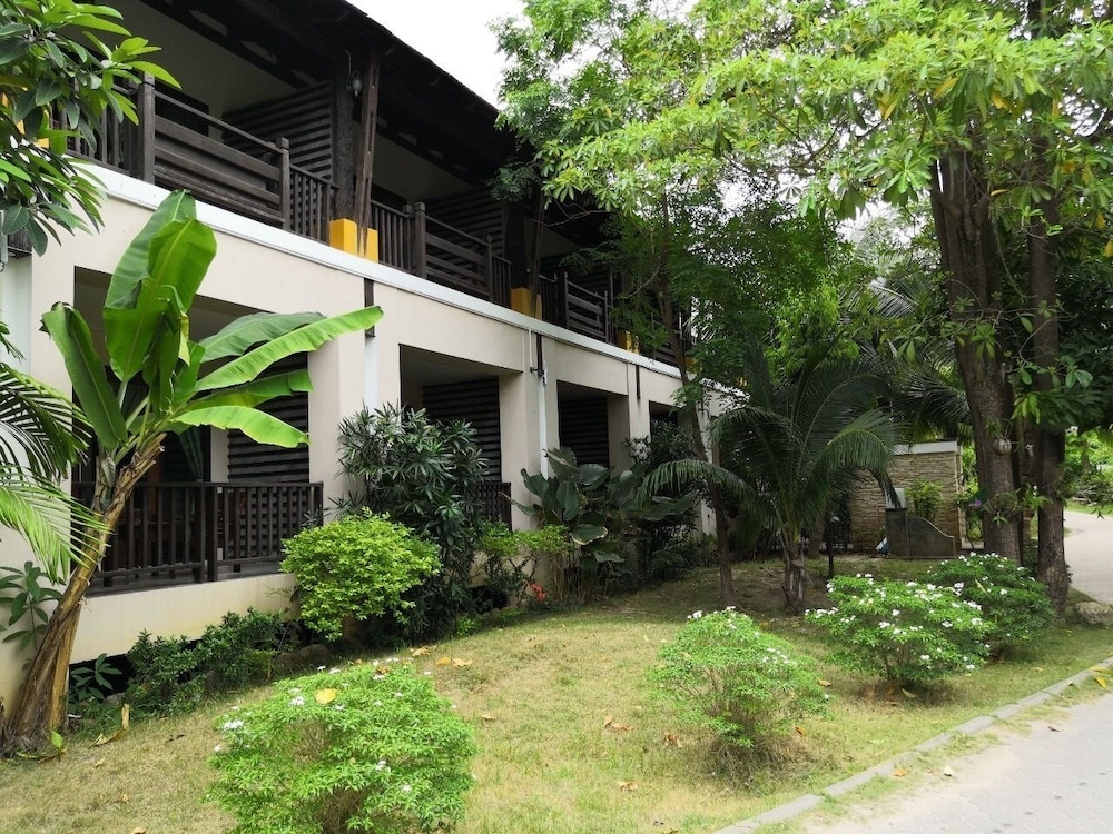 Deluxe Room with Garden View - Photo 3