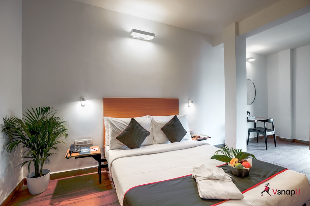 Deluxe Room with Balcony photo 3