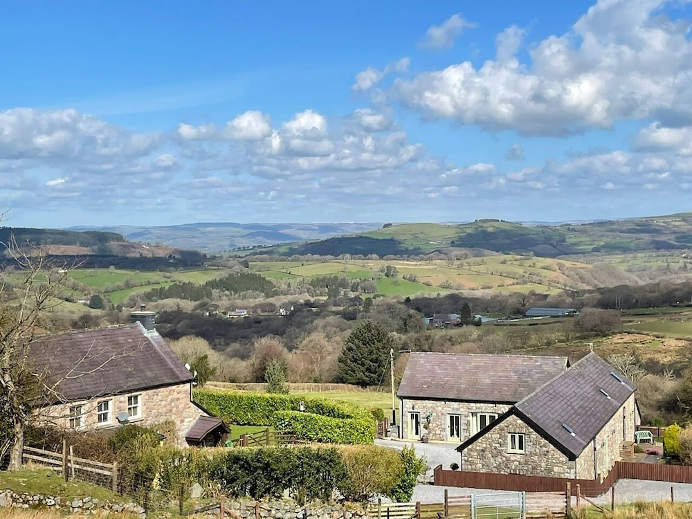 Luxury Cabin, Ensuite, Courtyard View (Beacons Barn) photo 2