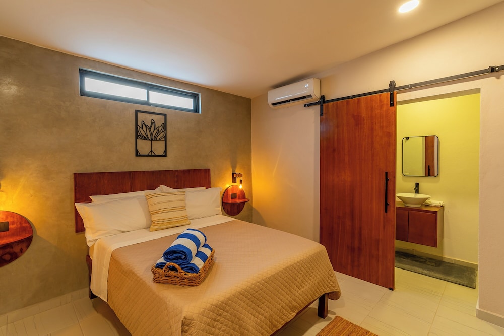 Deluxe Room, 1 Queen Bed photo 1