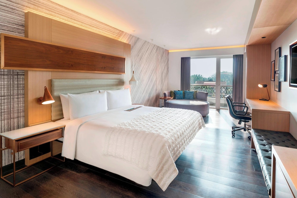Family Studio, 1 King Bed, City View (Balcony)