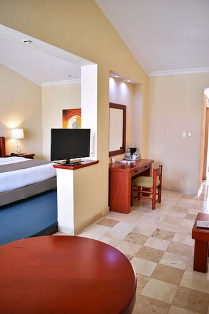 Standard Suite, 2 Double Beds photo 3