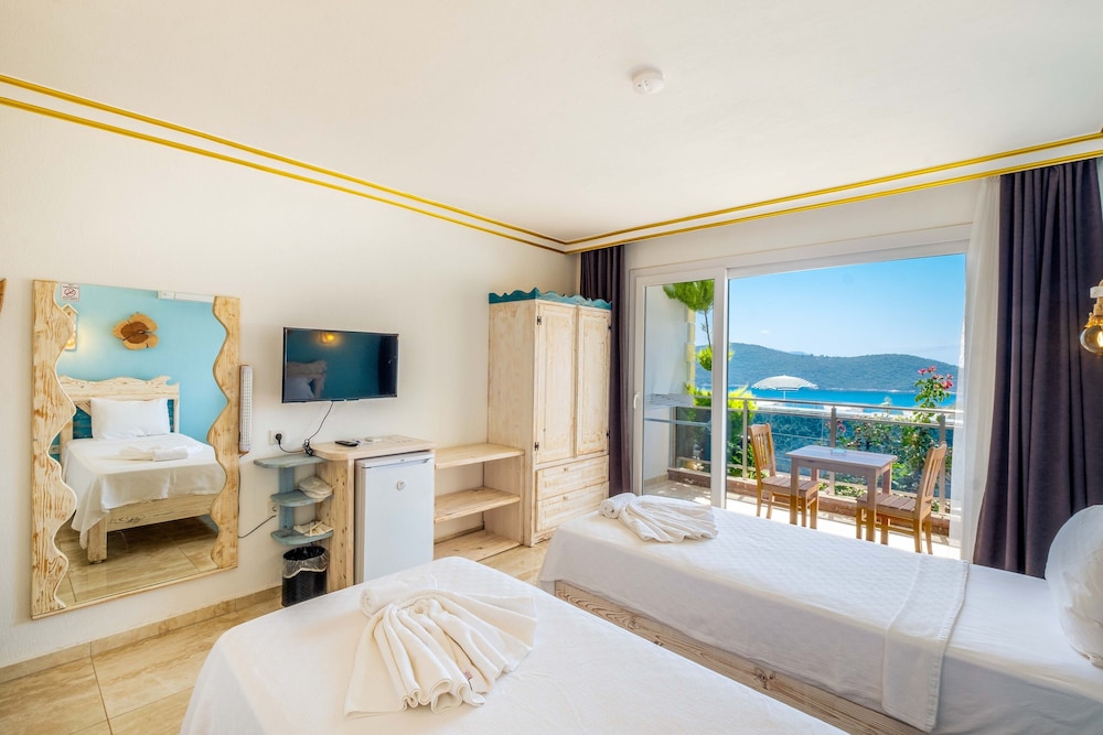 Comfort Twin Room, Multiple Beds, Pool Access, Partial Sea View