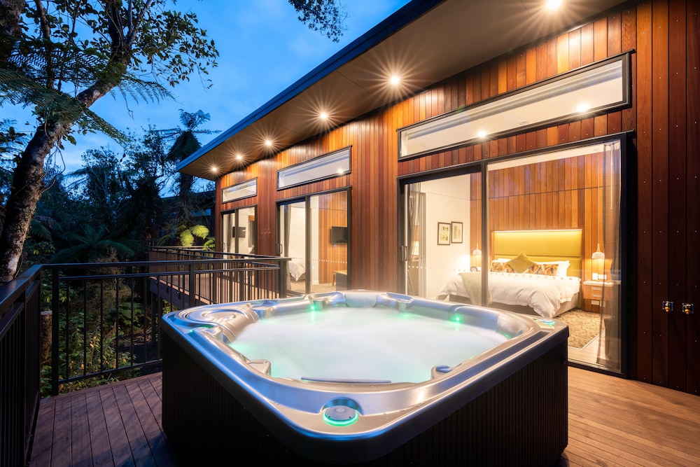 Deluxe Two Bedroom Spa Tree House photo 1
