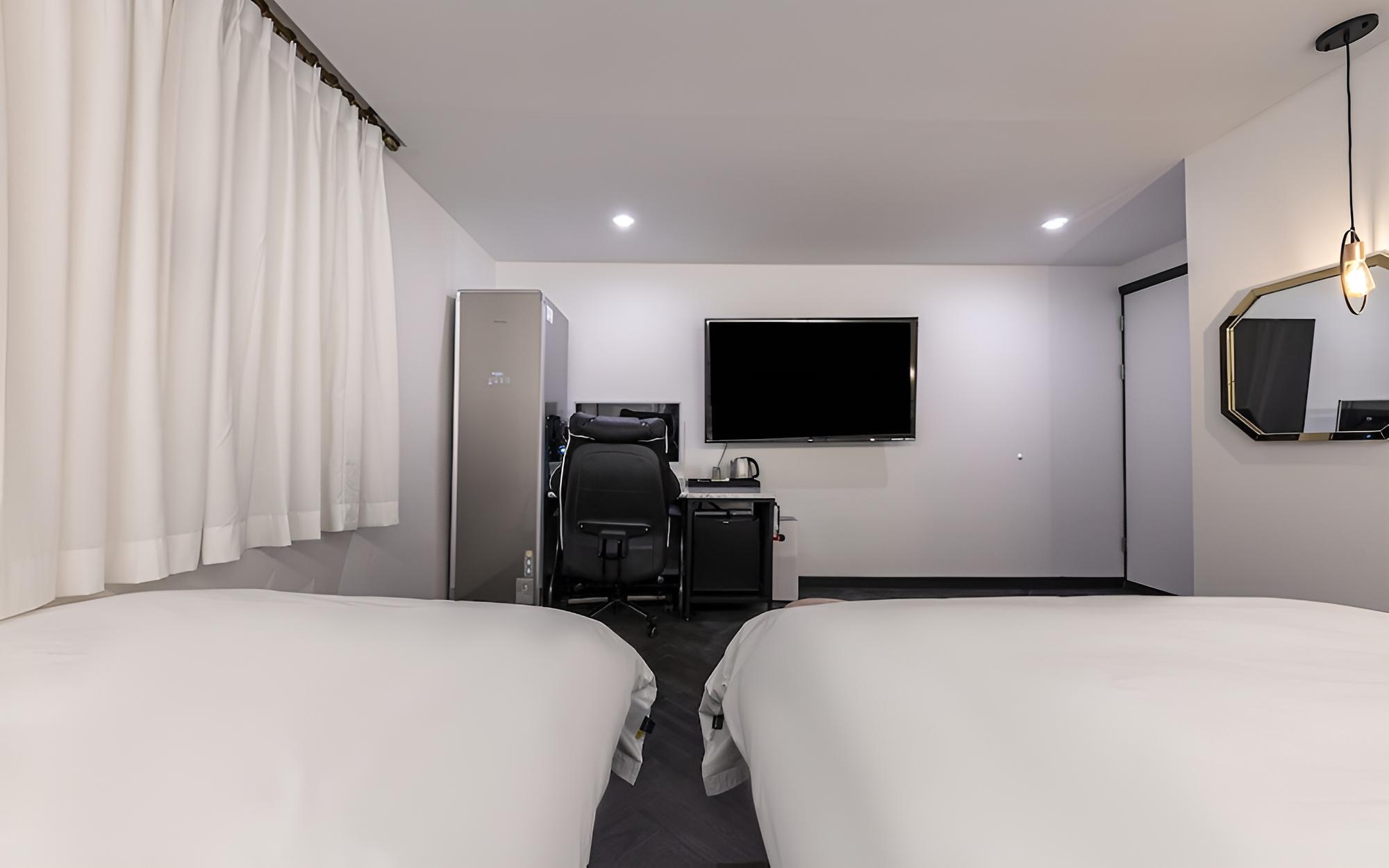 Room (PREMIUM TWIN BED (65-inch LG UHD TV q) - Photo 5