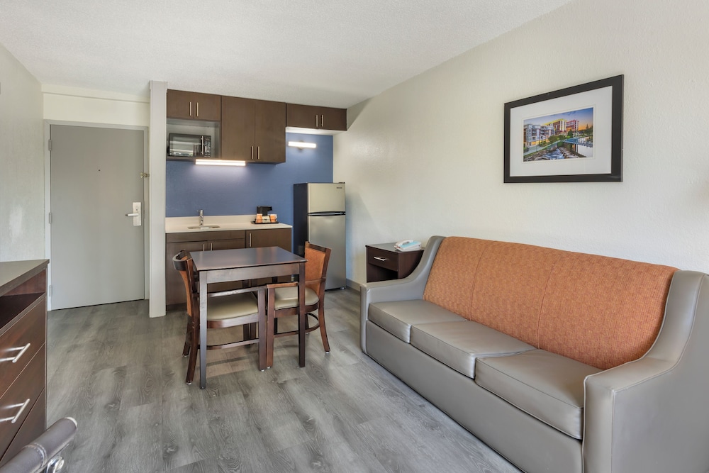 Suite, 1 King Bed, Non Smoking - Photo 5