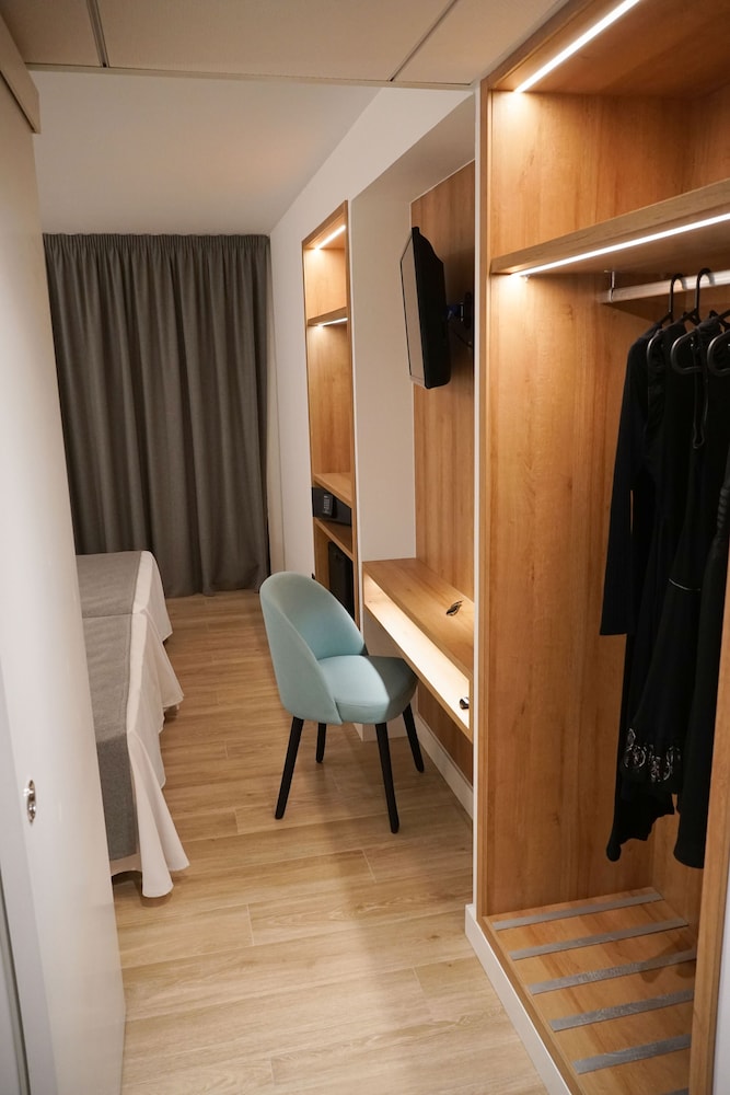 Double Room (2 adults) - Photo 3