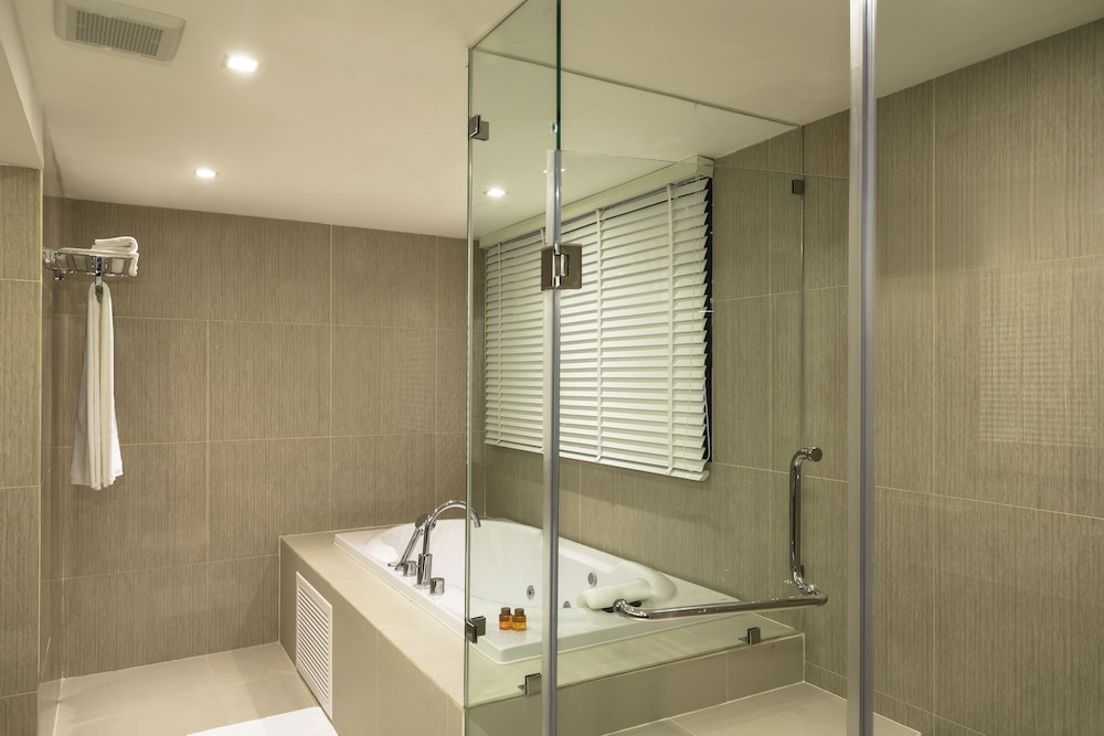 XL Single Suite with Jacuzzi photo 2