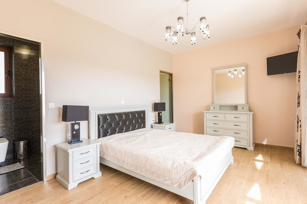 Villa, Multiple Beds