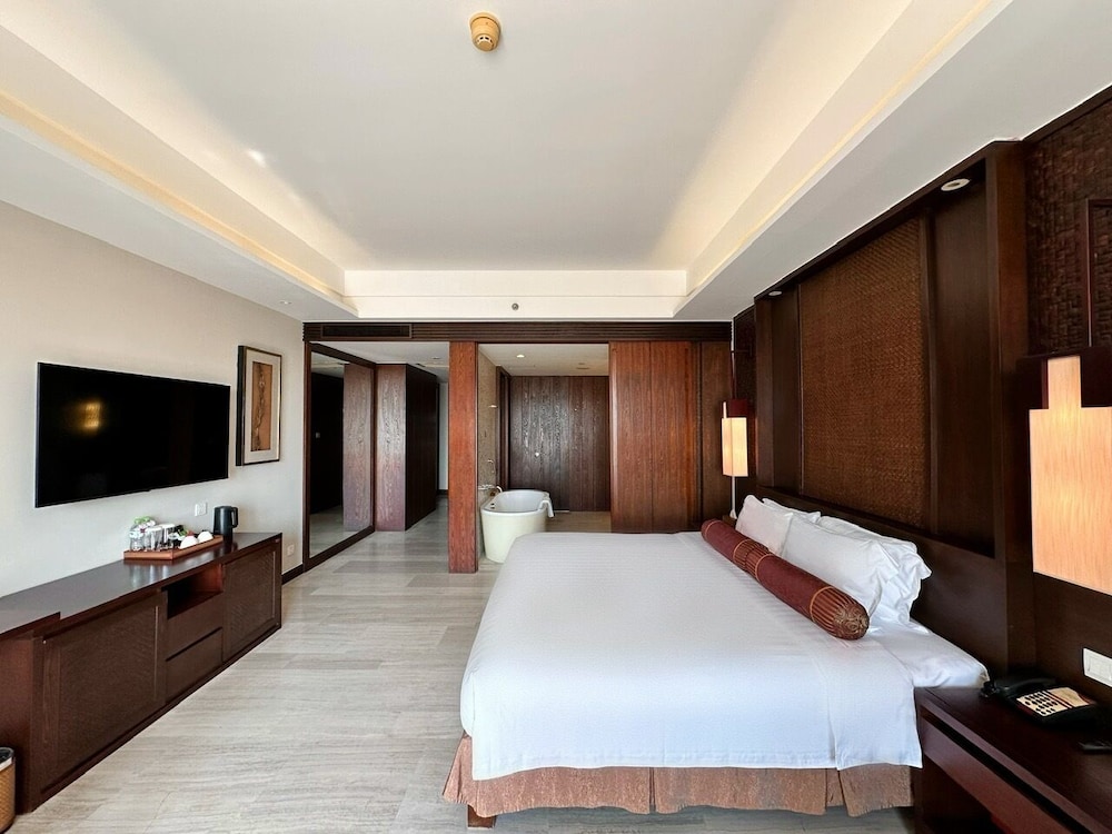 Standard Room, 1 King Bed, Balcony photo 2