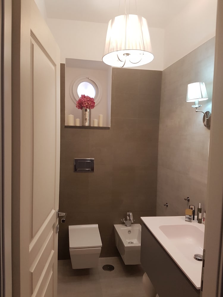 Suite, Ensuite photo 3