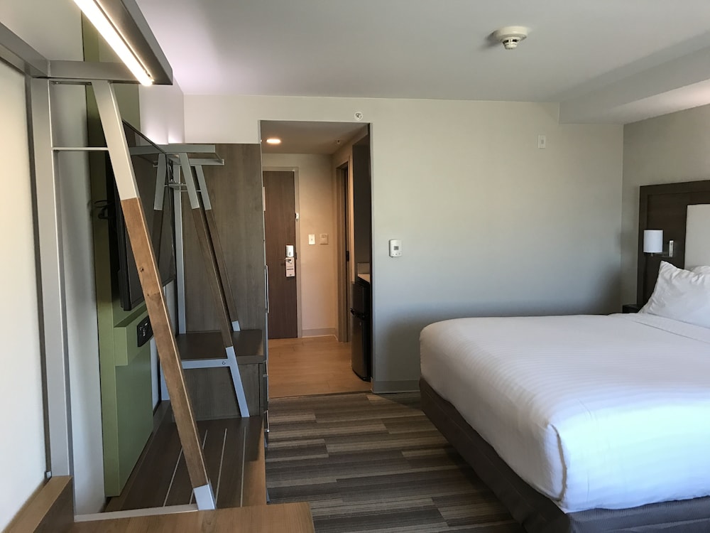Standard Suite, 2 Queen Beds, Accessible (Comm, Roll In Shower, Airport View)