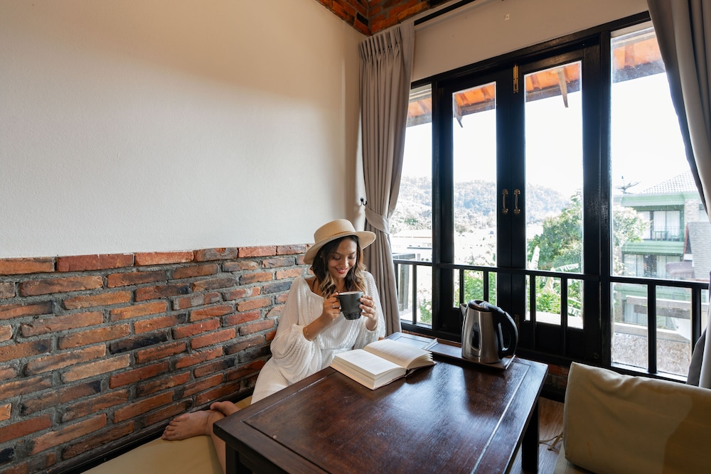 Deluxe Room, 2 Twin Beds, Pool View - Photo 3
