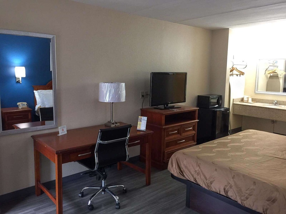 Room, 1 King Bed, Smoking - Photo 4