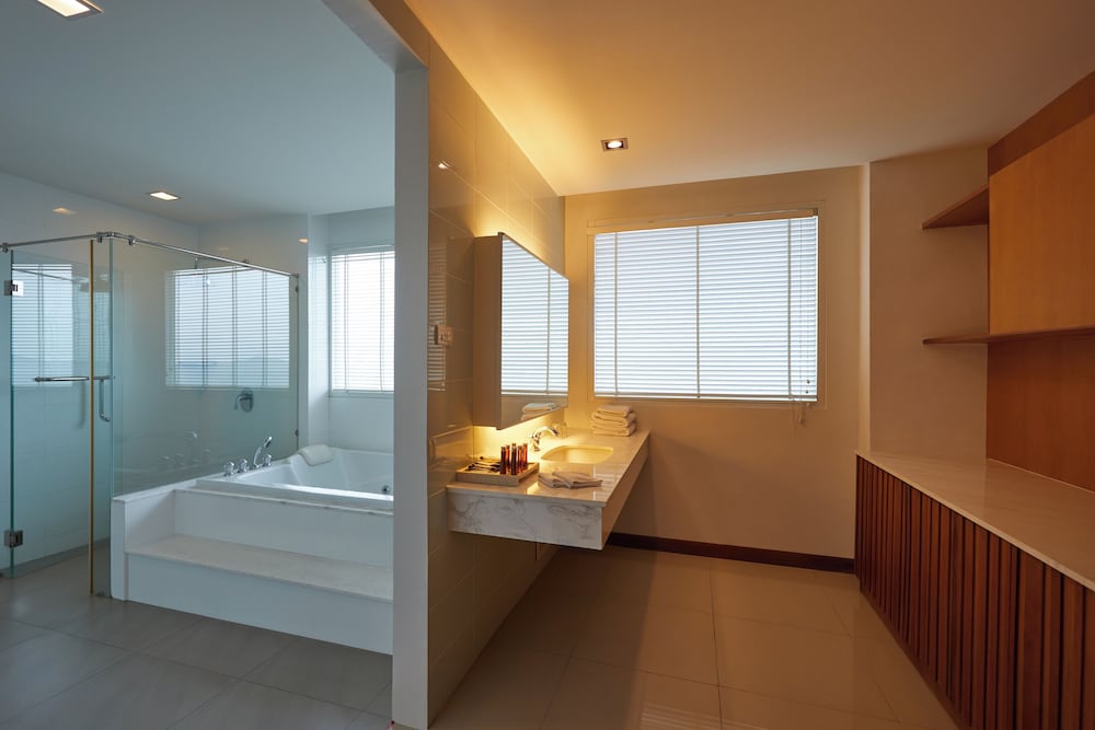 North Wing Suite - Photo 2