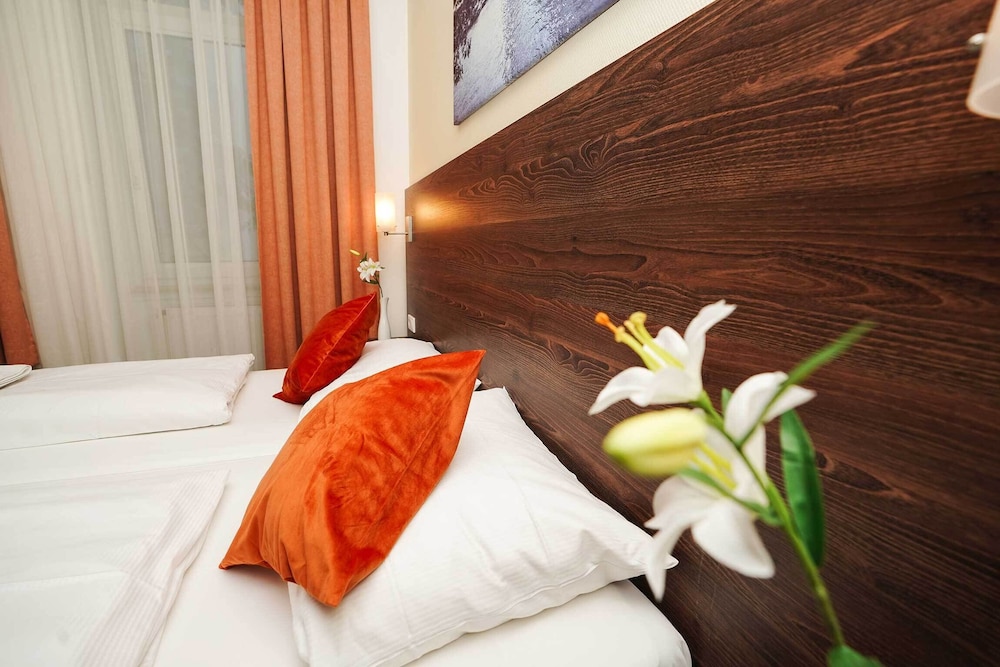 Twin Room - Photo 8