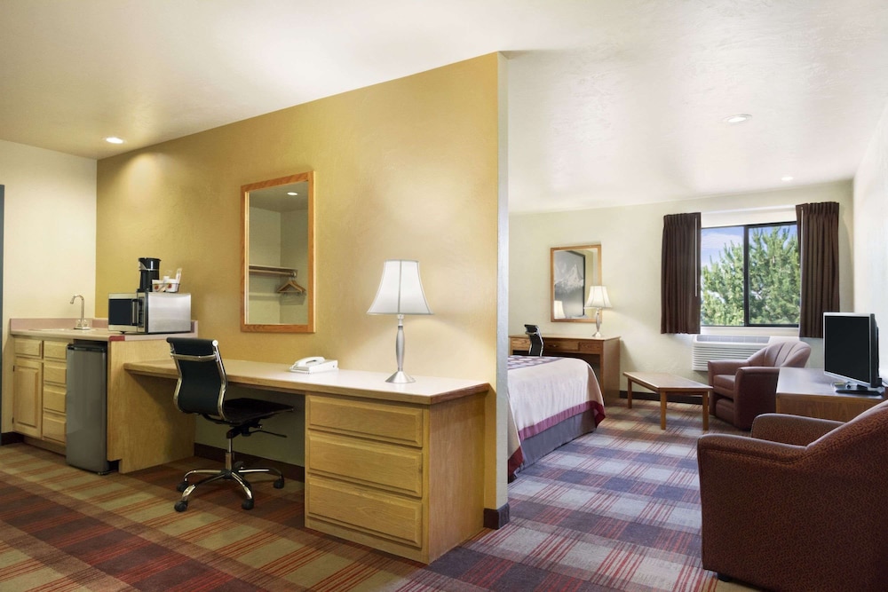 Studio Suite, 1 King Bed, Non Smoking - Photo 8