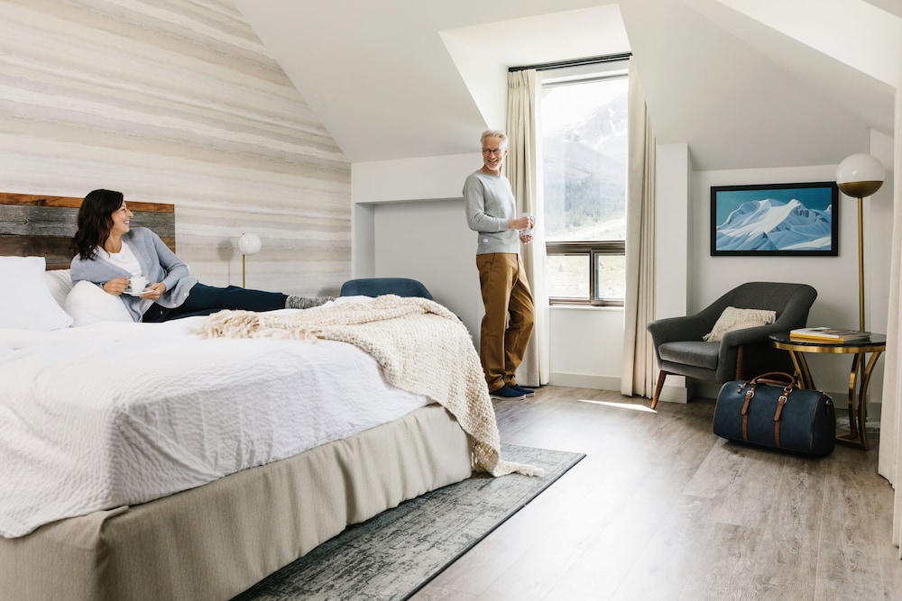 Superior Single Room, 1 King Bed, Mountain View photo 1