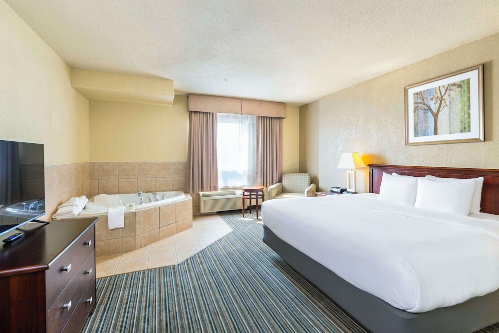 Junior Suite, 1 King Bed with Sofa bed, Non Smoking, Jetted Tub photo 2