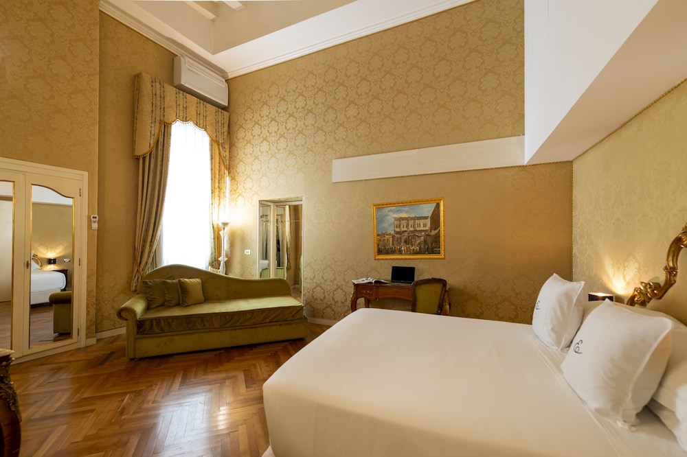 Room (Small Initiale)