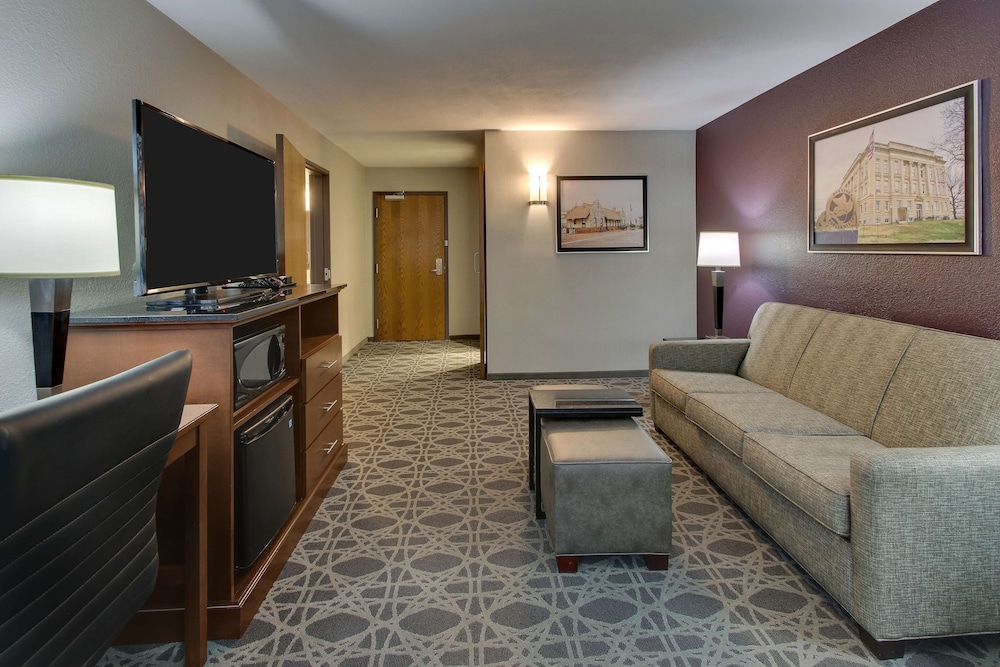 Suite, 2 Queen Beds, Accessible, Refrigerator & Microwave (Sofabed, 2 Rooms, Tub) photo 3