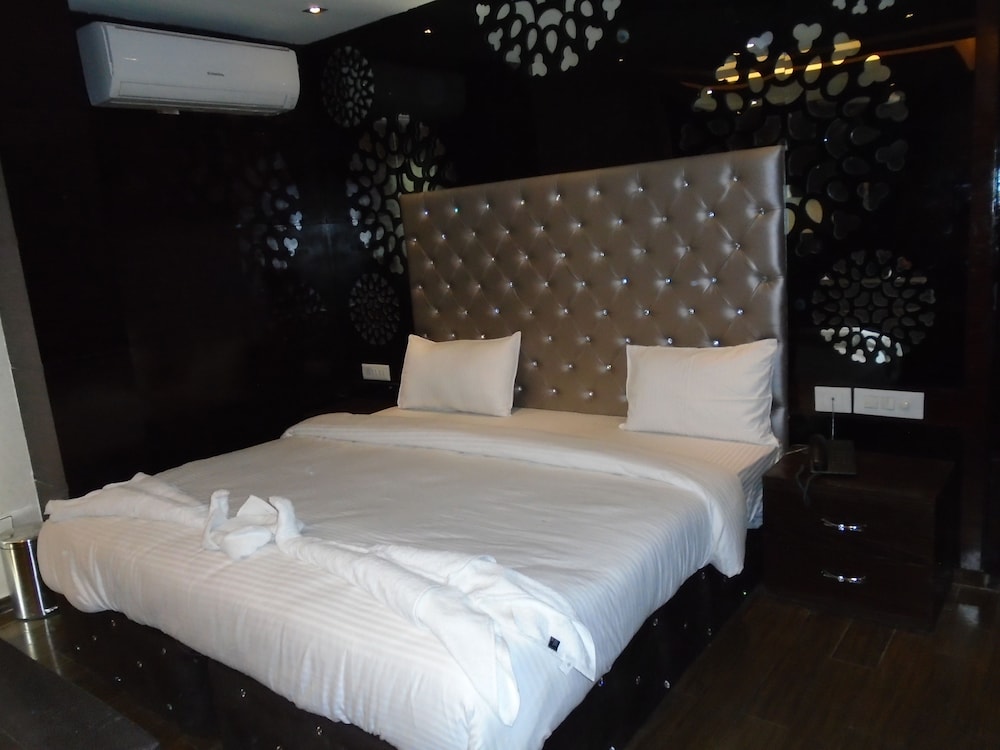 Executive Room, 1 King Bed With Sofa Bed, Smoking, City View photo 3