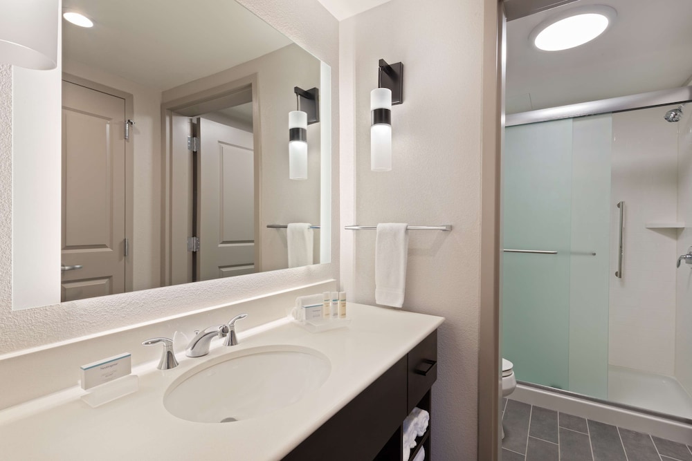 Suite, 1 King Bed, Accessible (Hearing) - Photo 5