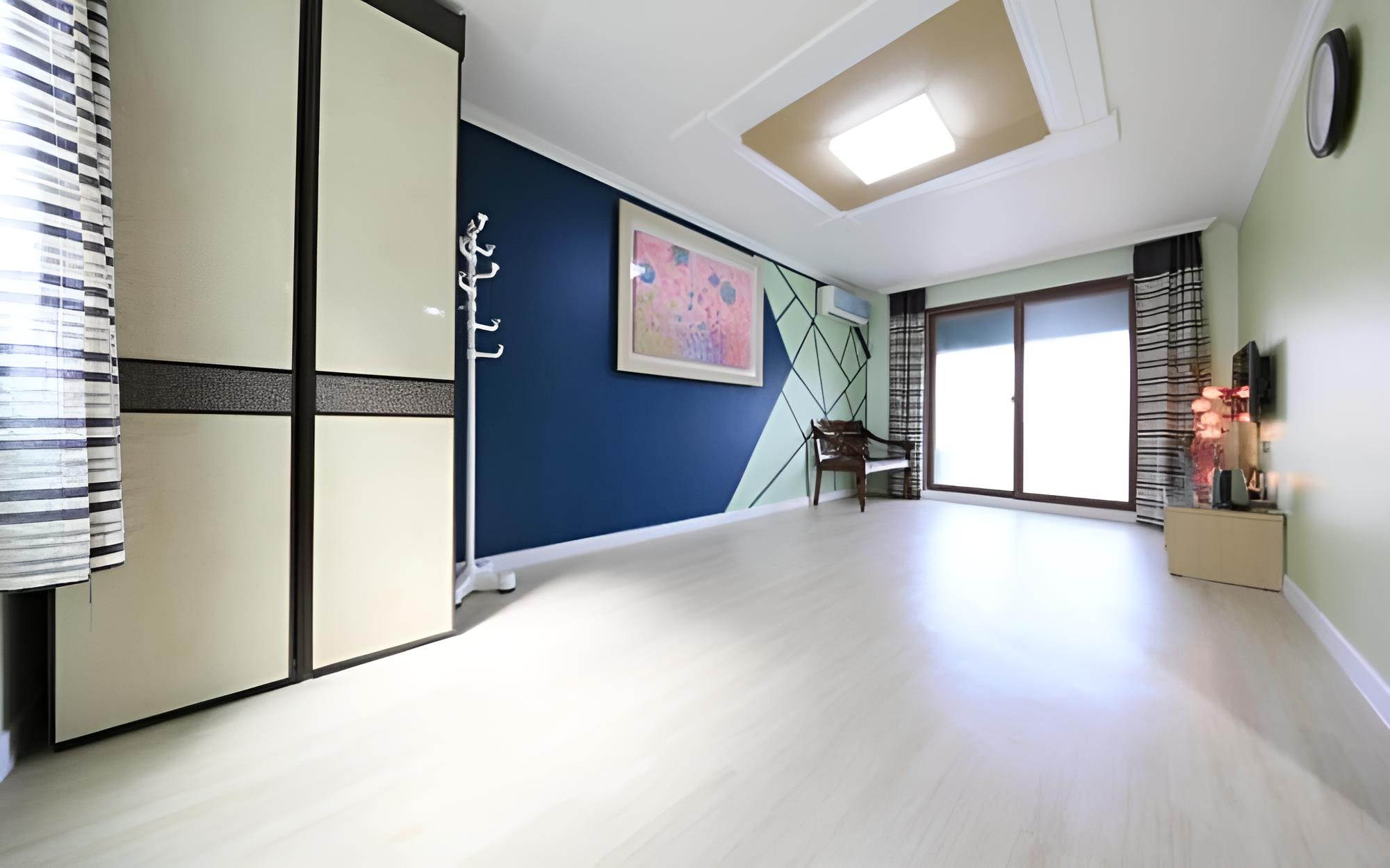 Room (Room 210 (medium-sized duplex karaoke) photo 1