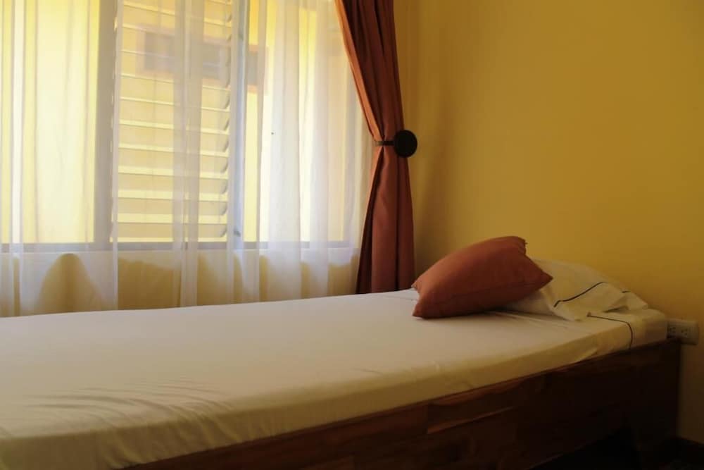 Standard Room, 1 Queen Bed photo 2