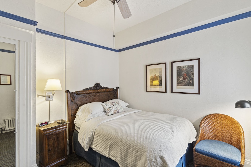 Room, 1 Double Bed (with Sink, Shared Bathroom) thumbnail 5
