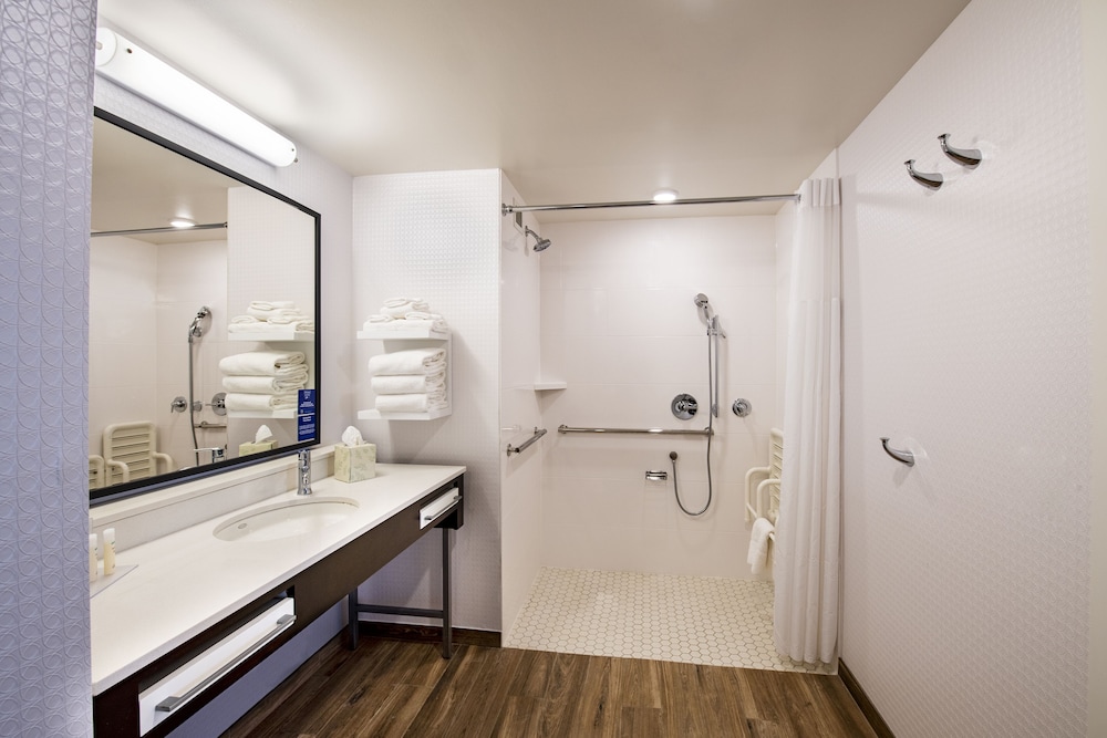 Room, 2 Queen Beds, Accessible, Non Smoking (Mobility & Hearing, Roll-In Shower) - Photo 5