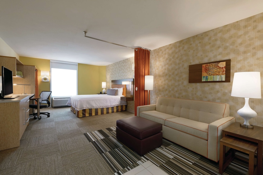 Suite, 1 King Bed, Accessible (Roll-in Shower)