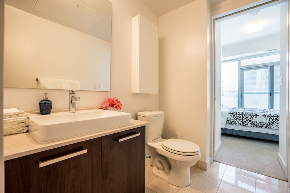 Aaira Suites at 65 Bremner Blvd, Foto 2