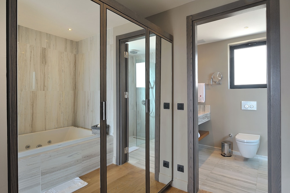 Villa, 1 King Bed, Non Smoking (Private Pool) - Photo 3
