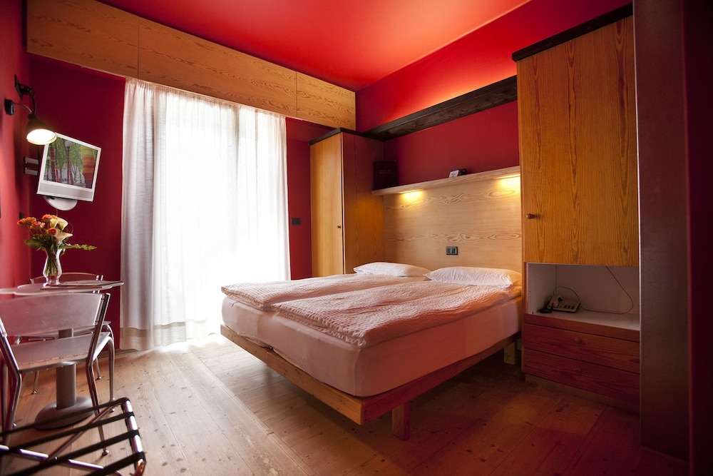 Double Room, 1 Queen Bed, Balcony, Pool View (Vista Giardino Frontale) photo 1