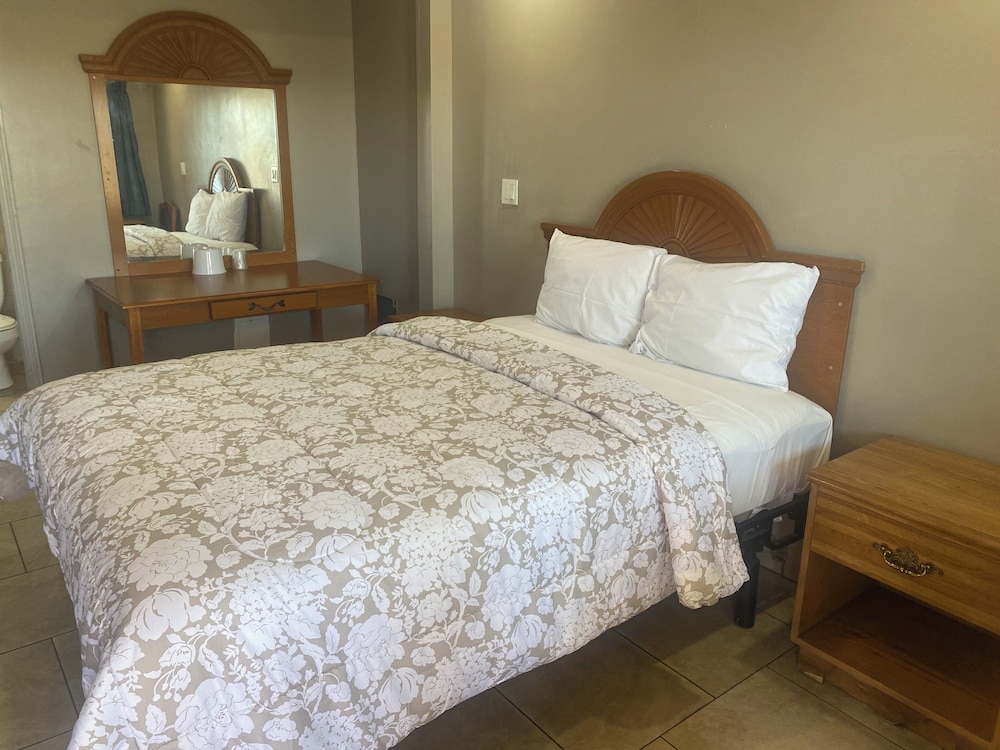 1 Queen Bed photo 1