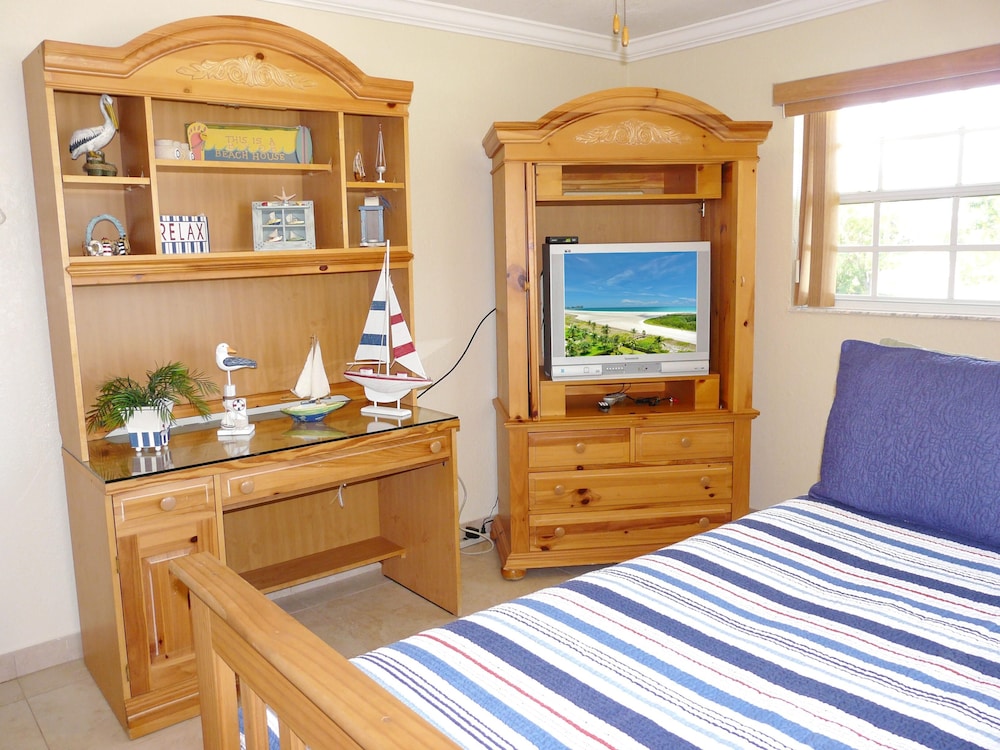 House, Multiple Beds (Pet-friendly waterfront with pool and) photo 3